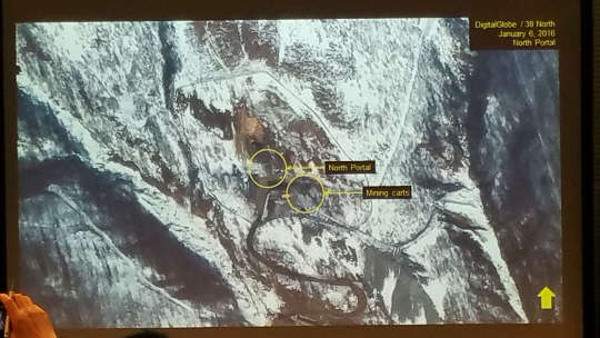 미국의 북한전문 웹사이트 '38노스'를 운영하는 조엘 위트 존스홉킨스대 연구원이 7일(현지시간) 공개한 지난 6일의 북한 풍계리 핵실험장 입구 모습. 왼쪽의 노란 원이 '북쪽 입구', 오른쪽의 노란 원이 광물 운반용 광차들의 모습이라고 위트 연구원은 설명했다.